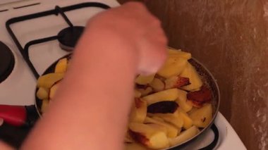 Altın patatesler cızırdıyor, kahverengileşiyor.