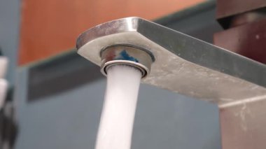 Krom musluk akışı, aralıklı olarak su sıçratma, basınç varyasyonları ile akan