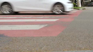 Şehir kavşağından geçen trafik, ilerleyen araçların yanında yürüyen insanlar. Tiflis, Gürcistan - 10 Nisan 2025.