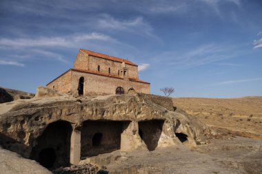 Yıpranmış Uplistsikhe kilisesi antik mağara yerleşiminin üzerinde yükseliyor, Doğu Georgia 'nın dramatik manzarasına yerleşmiş tarihi kaya oyması.