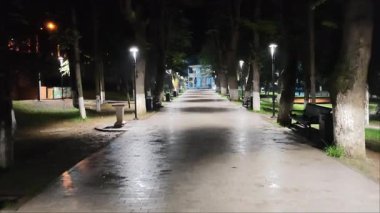 Geceleri sokak lambalarıyla aydınlatılan huzur dolu park sokağı.