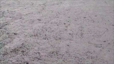 Yağmurlu bir günde beton yüzeyine yağmur damlaları düşer..