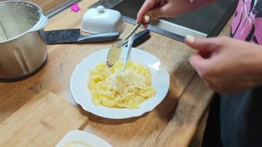 Izgara peynir, mutfak ortamında pişmiş makarna kabuğuna eklenir.