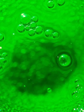 Büyüleyici yeşil kabarcıkları kalın bir sıvının içinde asılı tutarak büyüleyici desenler oluşturuyorlar.