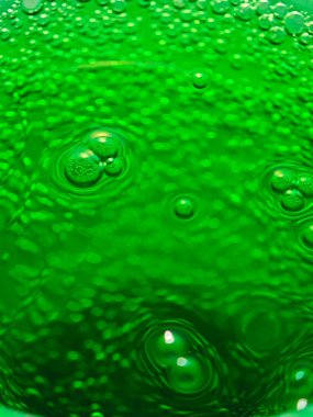 Yeşil gazozu köpüklerle tazelemek özmerkezli daireler oluşturur, arka plan ve alkolsüz içeceklerle ilgili projeler için idealdir