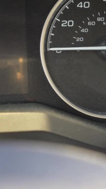 Bir arabanın hız göstergesi iğnesinin sıfırda durduğunu gösteriyor.