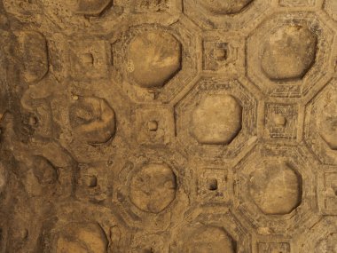 Gürcistan 'daki Uplisthsike mağara kasabasında geometrik sekizgen ve kare desenli süslü tavana antik mimari işçiliği vurguluyor.