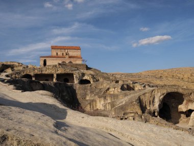 Gürcistan, Uplistsikhe 'de kaya oluşumlarına oyulmuş antik mağara konutlarına bakan kilise, eşsiz mimari ve tarihin sergilendiği tarihi bir yer.