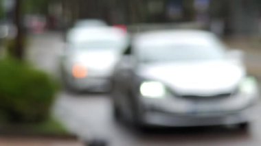 Polis arabası, siren ışıklarının yanıp söndüğü bir caddede duruyor.