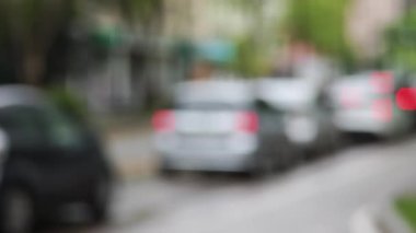 Bir şehir caddesinde arabalar bulanık bir trafik sıkışıklığında hareketsiz duruyor