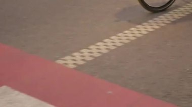 Atanan bisiklet yolu boyunca bisiklet pedalları, şehir ulaşımını ve aktif yaşam tarzını destekliyor