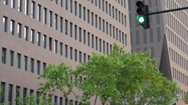 Yeşil trafik ışığı modern bir şehir binasının yakınında trafiğin ilerlemesine izin veriyor