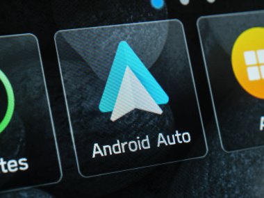 Bir dokunmatik ekrandaki Android Otomatik navigasyon uygulama simgesine yakın çekim modern GPS teknolojisini ve araba bilgi işleme sistemlerini sembolize eder. Tiflis, Gürcistan - 31 Mart 2025.