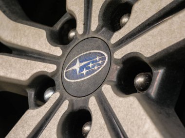 Kullanılmış Subaru alaşım tekerleği üretici logosu, yıpranmış bijon somunları, yaşlanan otomotiv ayrıntıları. Tiflis, Gürcistan - 1 Nisan 2025.