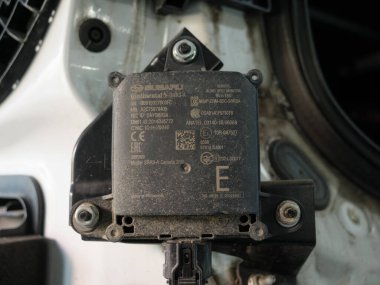 Subaru araba kör nokta sensörü, otomotiv güvenlik sistemlerindeki rolünü vurguluyor. Tiflis, Gürcistan - 1 Nisan 2025.