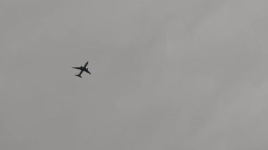 Gökyüzünde yükseklerde uçan bir jet uçağı.