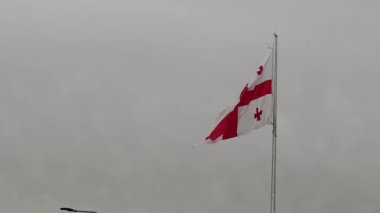 Ulusal Gürcistan bayrağı rüzgarda dalgalanıyor