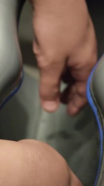 Halka açık bir tuvalette elektrikli el kurutma makinesinin altında ellerin kuruması.