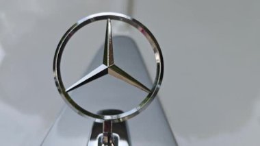 Mercedes Benz kaput süsü beyaz arka planda duruyor