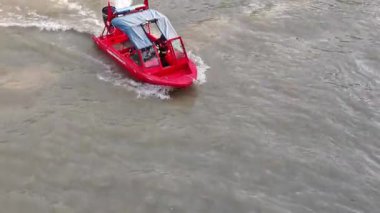 Nehir sularında acil kurtarma botu. Tiflis, Gürcistan - 26 Mayıs 2025.
