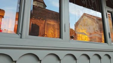 Eski Tiflis Binası ön cephesi buzlu cam pencerelere yansıyor.