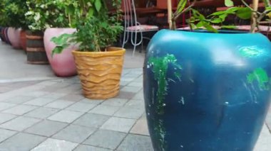 Renkli vazolar restoran terasının atmosferini arttırır.