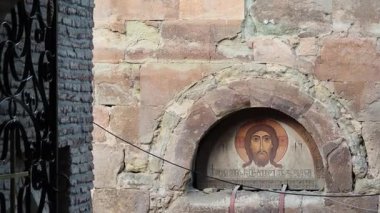 Gürcistan, Tiflis 'teki Gürcistan Ortodoks Manastırı' nın içinde İsa 'nın freski çiziliyor.