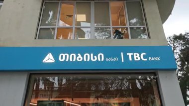 Dışarıdaki bir banka binasında TBC Bank tabelası var. Tiflis, Gürcistan - 27 Mayıs 2025.