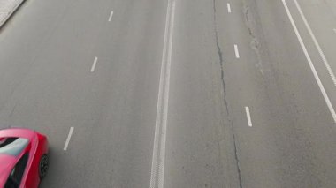 Yukarıdan görülen bir otoyolda birden fazla araba sürüyor. Tiflis, Gürcistan - 26 Mayıs 2025.