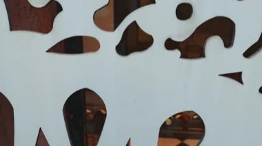 Beyaz lazer kesimi metal ön cephe panelleri güzel ve karmaşık bir tasarım yaratır.