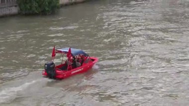 Tiflis 'teki Mtkvari nehrinde devriye gezen kırmızı acil durum botu. Tiflis, Gürcistan - 26 Mayıs 2025.
