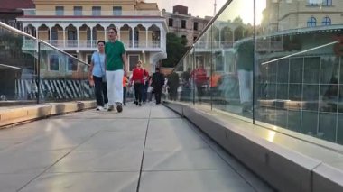 İnsanlar Tiflis, Georgia 'da barış köprüsünü geçiyor. Tiflis, Gürcistan - 26 Mayıs 2025.