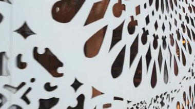 Doğulu motiflerle dekoratif bölünme ışığın geçmesine izin verir