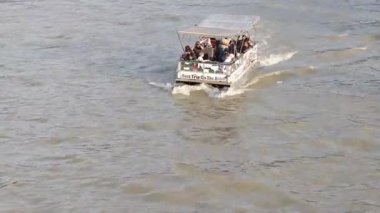 Turistler nehirde tekne gezisinin tadını çıkarıyorlar. Tiflis, Gürcistan - 26 Mayıs 2025.