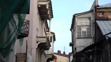Gürcistan 'ın Tiflis kentindeki eğimli bir balkonun mimari ayrıntıları.
