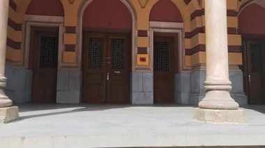 Gürcistan 'daki Tiflis Opera binasının mimari detayları doğu ve batı etkilerinin eşsiz karışımını gözler önüne seriyor.