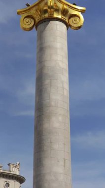 Aziz George 'un heykeli Özgürlük Meydanı, Tiflis, Georgia' da uzun bir sütunun tepesinde ejderhayı katlediyor.