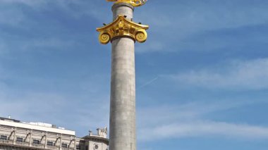 Aziz George 'un altın heykeli Tiflis, Georgia' daki Özgürlük Meydanı 'nda ejderhayı öldürüyor..