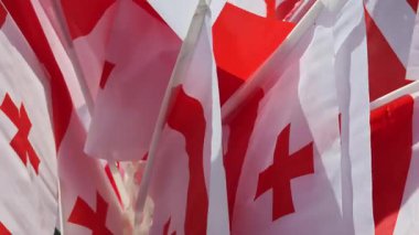 Çoklu Gürcistan bayraklarını sallarken yakın çekim.