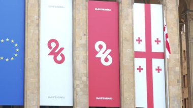 Gürcistan ve Avrupa Birliği 'nin Gürcistan' ın bağımsızlığını kutlayan bayrak ve afişleri bir parlamento binasında sergileniyor. Tiflis, Gürcistan - 26 Mayıs 2025.