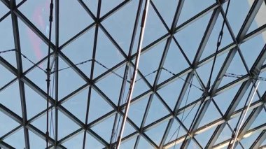 Metalik yapısı olan modern cam tavanın geometrik deseni