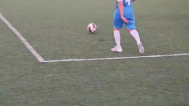 Dinamik futbol maçında gündüz sporu performansı sırasında yoğun koşu, tekme ve dramatik düşüş hareketleri ile gol mücadelesi veren oyuncular yer alıyor. Tiflis, Gürcistan - 4 Haziran 2025.