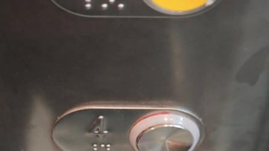 Metalik asansör kontrol paneli kör alfabesi işaretli aydınlatma düğmeleri, kat navigasyon ve seçim süreci sırasında sırayla aydınlatma