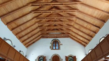 Binanın içinde karmaşık ahşap kirişler ve tavan yapısı mimari detaylar ve işçilik sergiliyor.