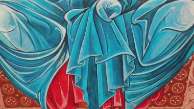 Kilise duvarlarını süsleyen dinsel sanat eserleri, ruhani anlatımları ve kutsal ikonografiyi temsil eden renkli freskler aracılığıyla İsa Mesih 'i tasvir ediyor.