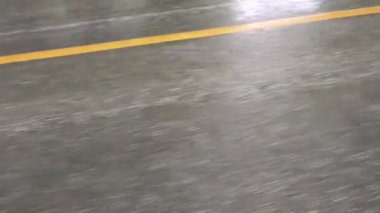 Yağmurlu bir günde sarı çizgili ıslak asfalt yol