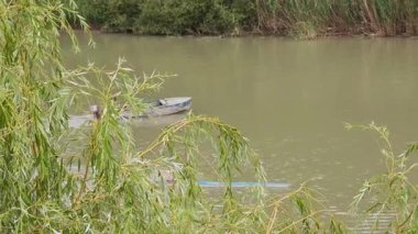 Antrenman sırasında nehirde kürek çeken bir sporcu. Mtskheta, Gürcistan - 14 Haziran 2025.