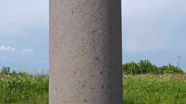 Antik Roma sütun detayları açık mavi bir gökyüzü altında düşük açı perspektiften gösterilir