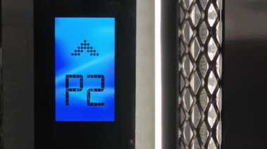 Asansör dijital paneli p2 'den p1' e kat seçimini gösterir