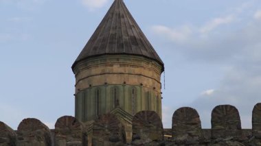 Svetitskhoveli Katedrali 'nin mimari detayları, Mtskheta, Georgia' da önemli bir dönüm noktası olan kubbeyi ve güçlendirilmiş duvarları gözler önüne seriyor.